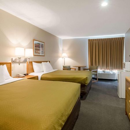 Rodeway Inn Ainsworth Extérieur photo
