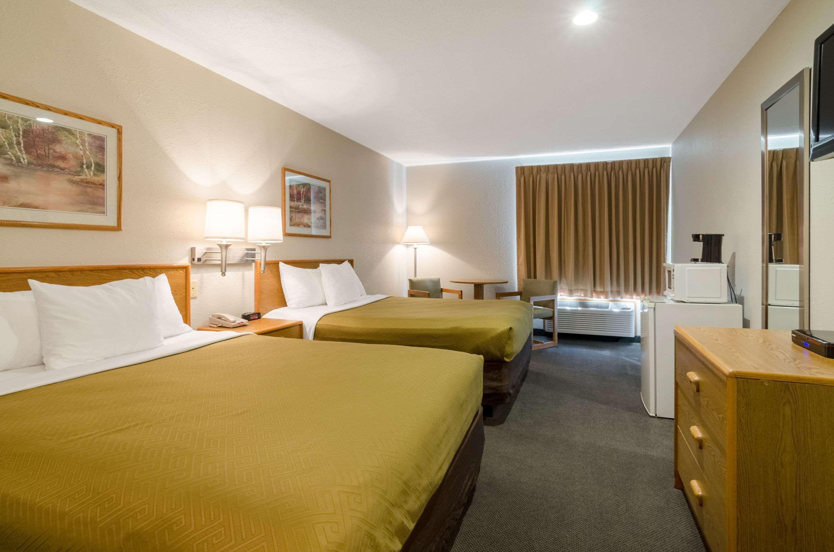Rodeway Inn Ainsworth Extérieur photo