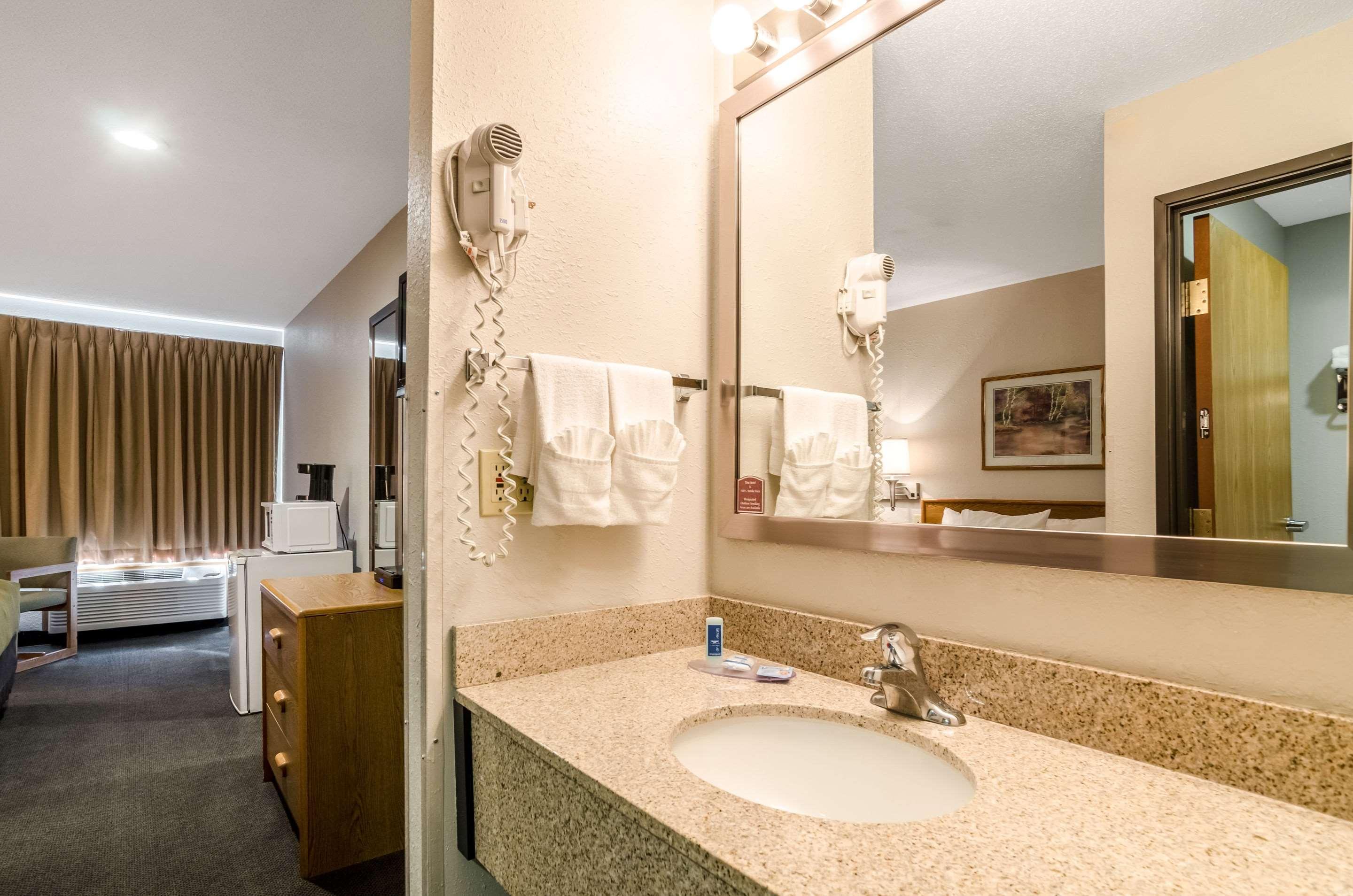 Rodeway Inn Ainsworth Extérieur photo
