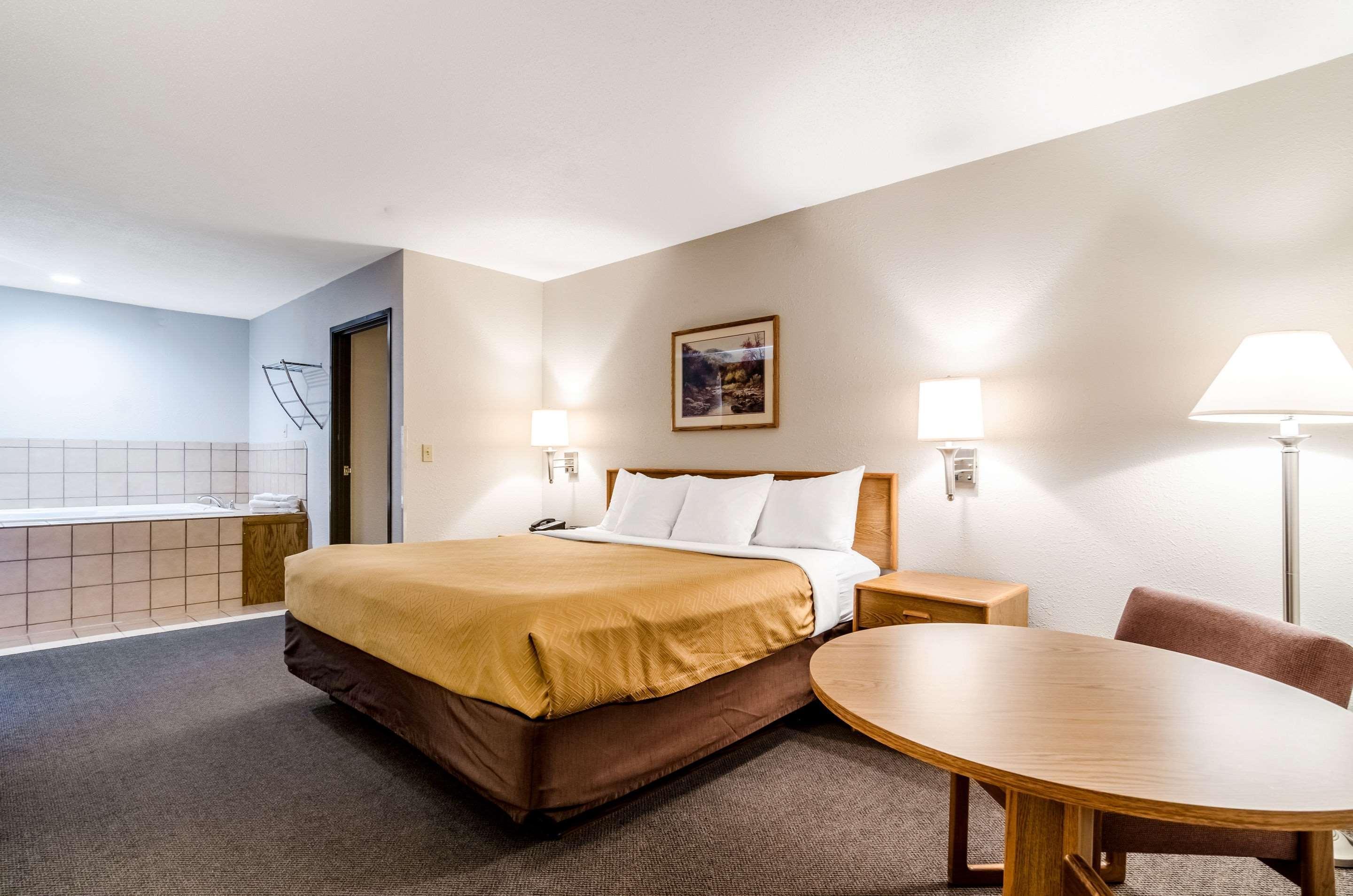 Rodeway Inn Ainsworth Extérieur photo